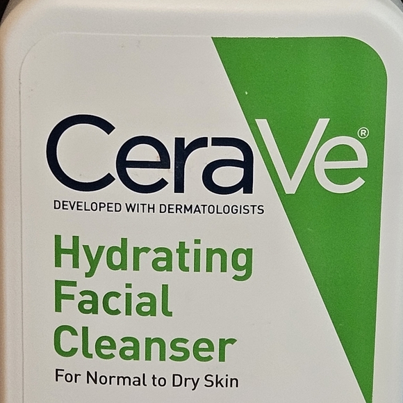 CeraVe Hydrating Facial Cleanser 12 ounces - Picture 2 of 5